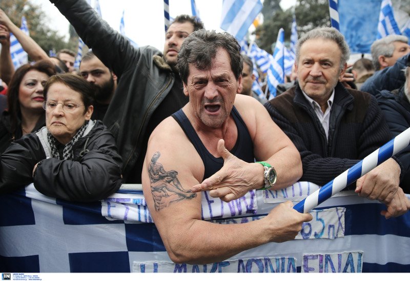 Οι φυσιογνωμίες του συλλαλητηρίου: Μακεδονομάχοι, Κρητικοί, καλόγριες, στολές παραλλαγής και απλοί πολίτες στο Σύνταγμα [εικόνες]  | iefimerida.gr 16