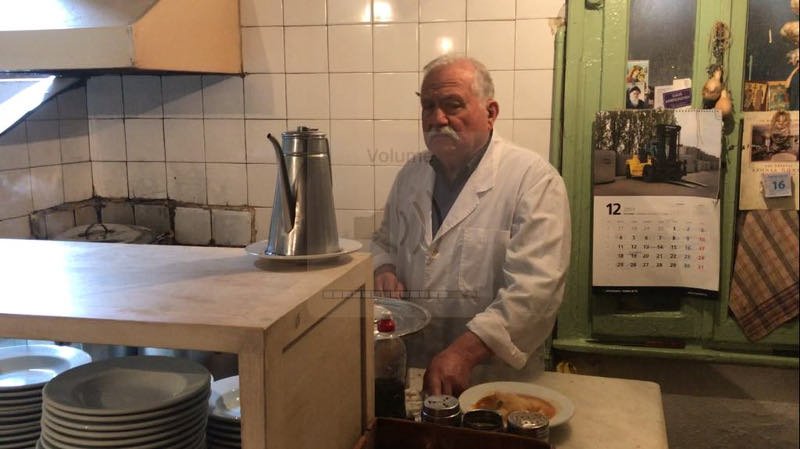 Δίπορτο: Η ιστορική, υπόγεια ταβέρνα σε εγκαταλελειμμένο σπίτι του κέντρου, που αποθεώνουν youtubers από όλο τον κόσμο [βίντεο] | iefimerida.gr 2