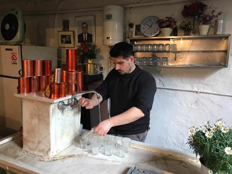 Δίπορτο: Η ιστορική, υπόγεια ταβέρνα σε εγκαταλελειμμένο σπίτι του κέντρου, που αποθεώνουν youtubers από όλο τον κόσμο [βίντεο] | iefimerida.gr 3