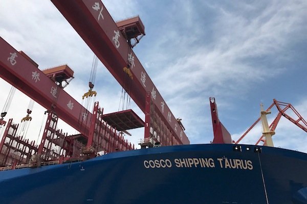 Στο λιμάνι του Πειραιά το πλοίο-γίγας China Cosco Taurus [εικόνες] | iefimerida.gr 2