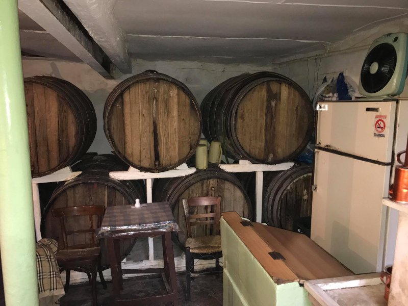 Δίπορτο: Η ιστορική, υπόγεια ταβέρνα σε εγκαταλελειμμένο σπίτι του κέντρου, που αποθεώνουν youtubers από όλο τον κόσμο [βίντεο] | iefimerida.gr 4