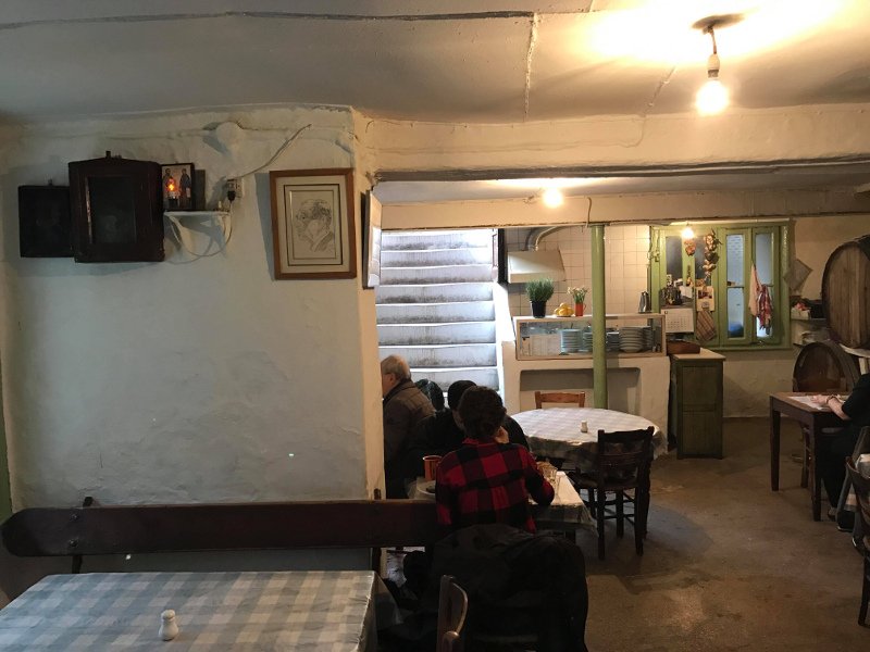 Δίπορτο: Η ιστορική, υπόγεια ταβέρνα σε εγκαταλελειμμένο σπίτι του κέντρου, που αποθεώνουν youtubers από όλο τον κόσμο [βίντεο] | iefimerida.gr 5