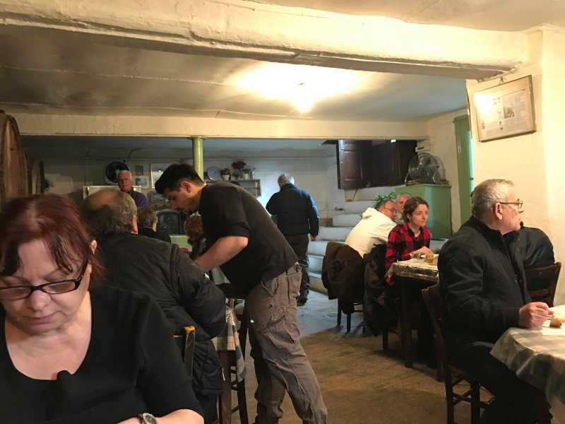 Δίπορτο: Η ιστορική, υπόγεια ταβέρνα σε εγκαταλελειμμένο σπίτι του κέντρου, που αποθεώνουν youtubers από όλο τον κόσμο [βίντεο] | iefimerida.gr 8