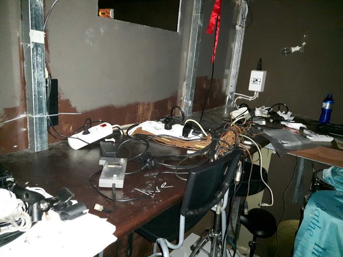 Φωτογραφίες-ντοκουμέντα: Η στιγμή που οι «διαρρήκτες των θεάτρων» ανοίγουν το ταμείο θεατρικής σκηνής [εικόνες] | iefimerida.gr 5