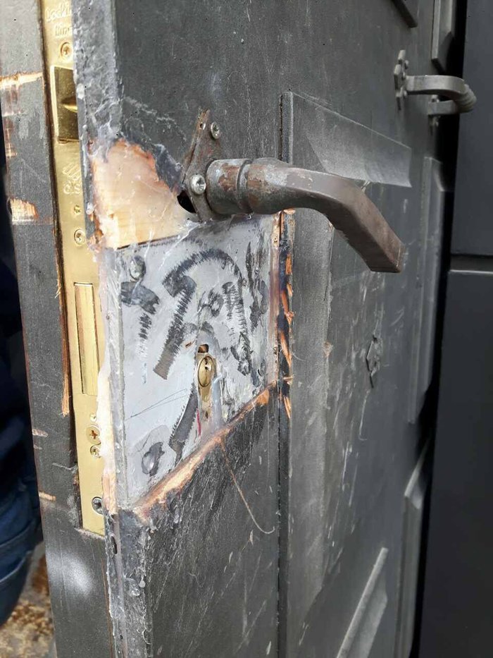 Φωτογραφίες-ντοκουμέντα: Η στιγμή που οι «διαρρήκτες των θεάτρων» ανοίγουν το ταμείο θεατρικής σκηνής [εικόνες] | iefimerida.gr 3