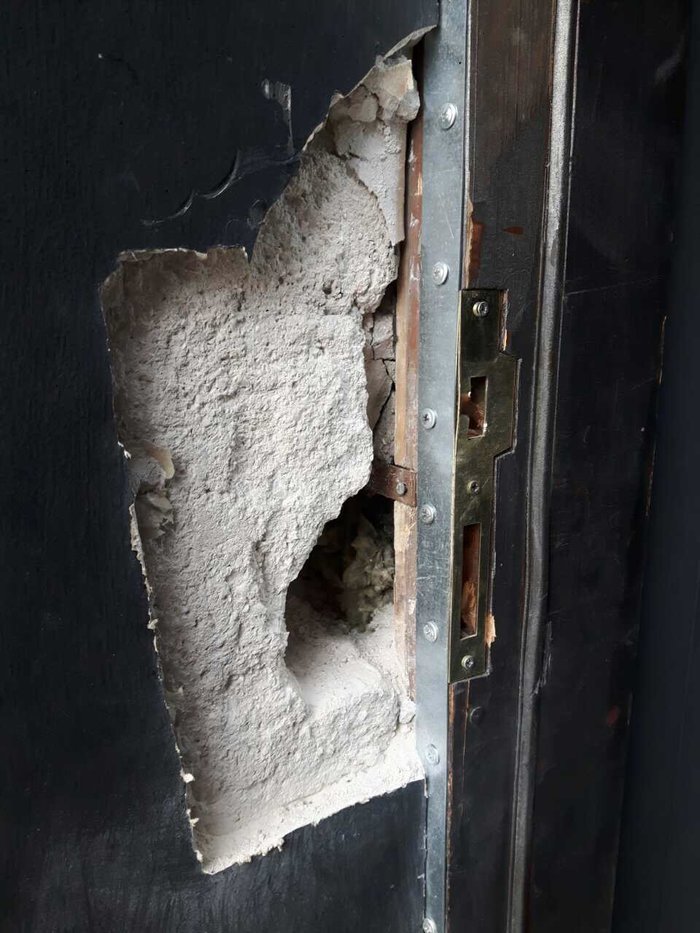 Φωτογραφίες-ντοκουμέντα: Η στιγμή που οι «διαρρήκτες των θεάτρων» ανοίγουν το ταμείο θεατρικής σκηνής [εικόνες] | iefimerida.gr 4