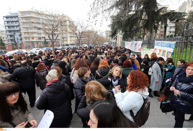 Θεσσαλονίκη: Διαμαρτυρία δημάρχων και εργαζομένων σε παιδικούς σταθμούς, έξω από το ΥΜΑ-Θ [εικόνες] | iefimerida.gr 2