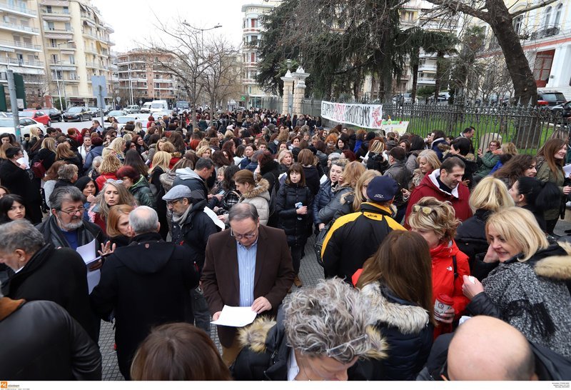 Θεσσαλονίκη: Διαμαρτυρία δημάρχων και εργαζομένων σε παιδικούς σταθμούς, έξω από το ΥΜΑ-Θ [εικόνες] | iefimerida.gr 0