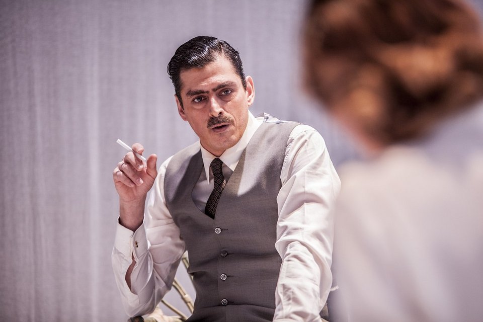 Αποκαλυπτική παράσταση του Τάρλοου μας βάζει μέσα στο σπίτι του Καραγάτση [βίντεο]  | iefimerida.gr 0