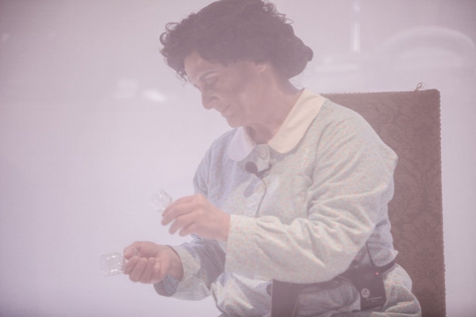 Αποκαλυπτική παράσταση του Τάρλοου μας βάζει μέσα στο σπίτι του Καραγάτση [βίντεο]  | iefimerida.gr 2