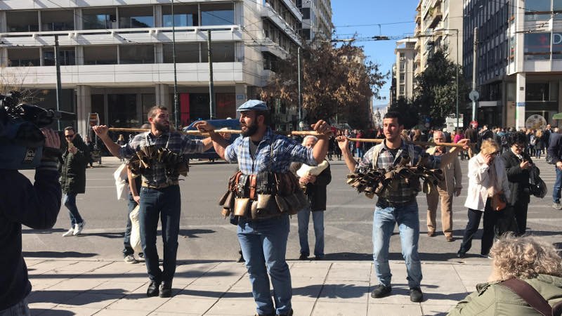Τσικνοπέμπτη στο Σύνταγμα με νταούλια και παρέλαση των Κουδουνάτων [εικόνες & βίντεο] | iefimerida.gr 0