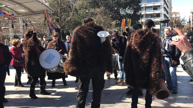 Τσικνοπέμπτη στο Σύνταγμα με νταούλια και παρέλαση των Κουδουνάτων [εικόνες & βίντεο] | iefimerida.gr 1