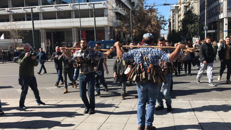 Τσικνοπέμπτη στο Σύνταγμα με νταούλια και παρέλαση των Κουδουνάτων [εικόνες & βίντεο] | iefimerida.gr 2