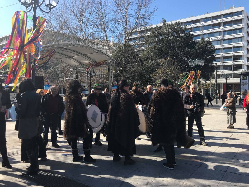 Τσικνοπέμπτη στο Σύνταγμα με νταούλια και παρέλαση των Κουδουνάτων [εικόνες & βίντεο] | iefimerida.gr 3