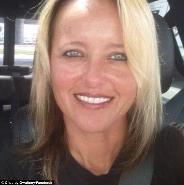 Η φωτογραφία από του Αγίου Βαλεντίνου που συγκίνησε: Ανδρας τρώει μόνος, κλαίγοντας [εικόνα] | iefimerida.gr 1