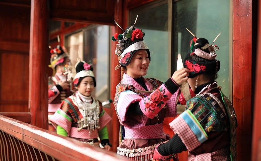 Στην Κίνα γιόρτασαν τον ερχομό της άνοιξης -Με παραδοσιακές στολές και πυροτεχνήματα [εικόνες]   | iefimerida.gr 3