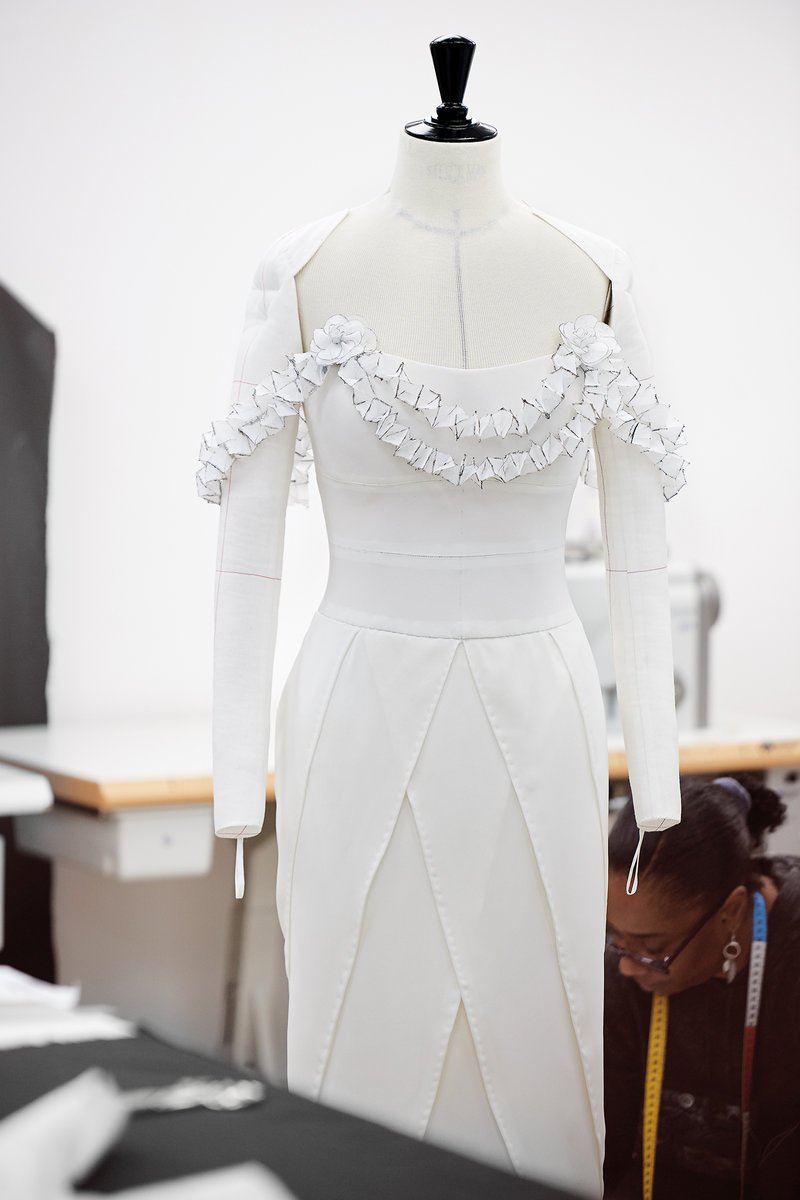 Καρέ καρέ πώς φτιάχτηκε το οσκαρικό Chanel φόρεμα της Μάργκοτ Ρόμπι -Χρειάστηκαν 550 ώρες δουλειάς! [εικόνες] | iefimerida.gr 2