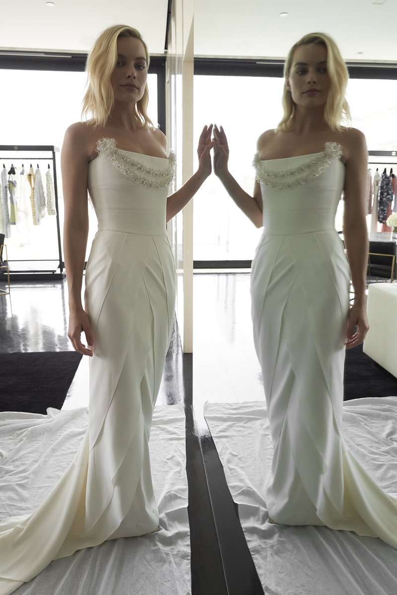 Καρέ καρέ πώς φτιάχτηκε το οσκαρικό Chanel φόρεμα της Μάργκοτ Ρόμπι -Χρειάστηκαν 550 ώρες δουλειάς! [εικόνες] | iefimerida.gr 25