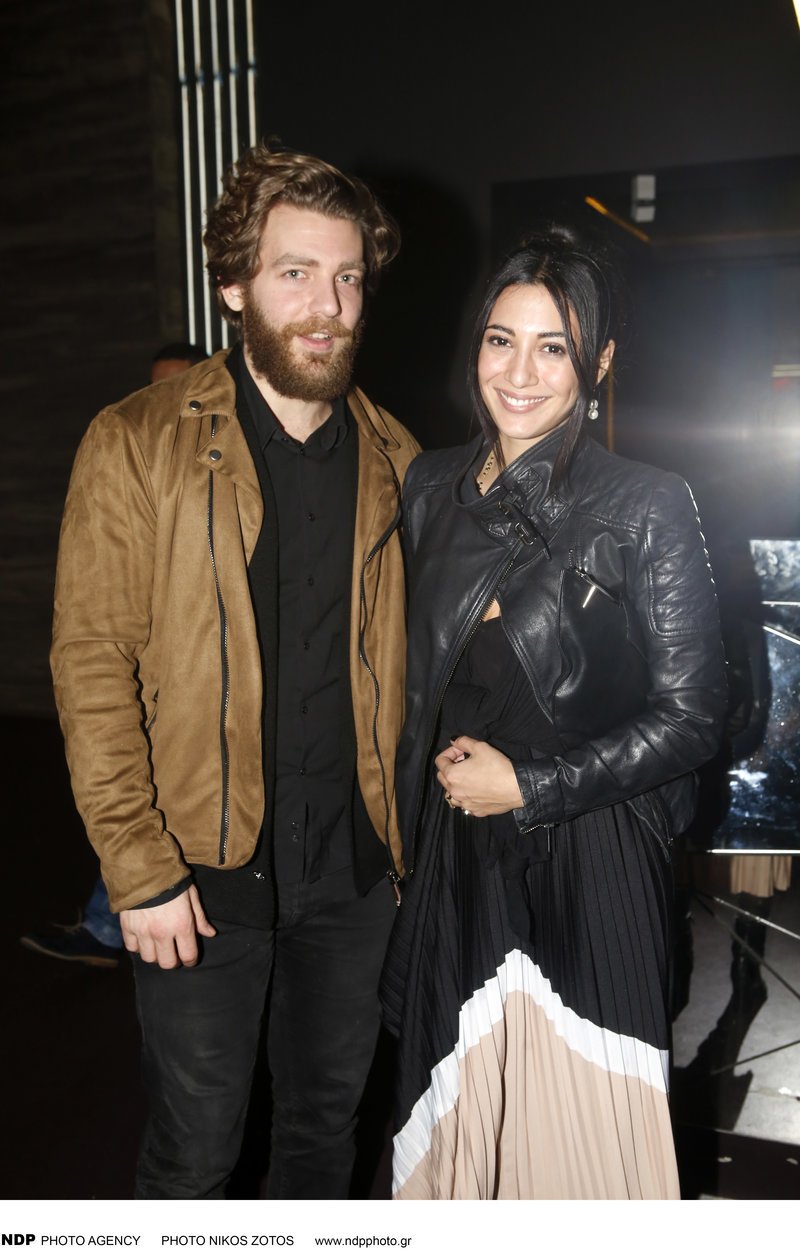 Η Ευγενία Σαμαρά με τον ηθοποιό σύντροφό της διασκεδάζουν στον Ρουβά [εικόνες] | iefimerida.gr 1