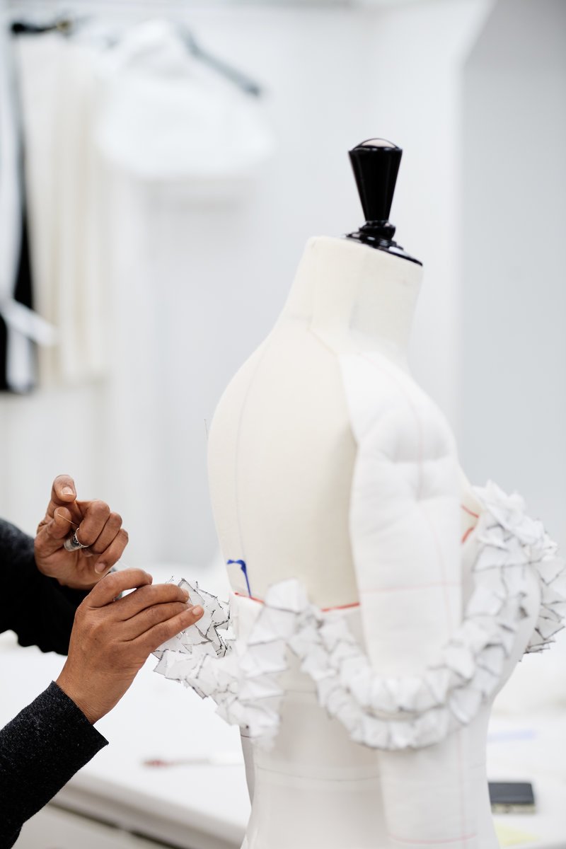 Καρέ καρέ πώς φτιάχτηκε το οσκαρικό Chanel φόρεμα της Μάργκοτ Ρόμπι -Χρειάστηκαν 550 ώρες δουλειάς! [εικόνες] | iefimerida.gr 4