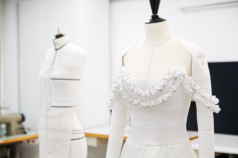 Καρέ καρέ πώς φτιάχτηκε το οσκαρικό Chanel φόρεμα της Μάργκοτ Ρόμπι -Χρειάστηκαν 550 ώρες δουλειάς! [εικόνες] | iefimerida.gr 5