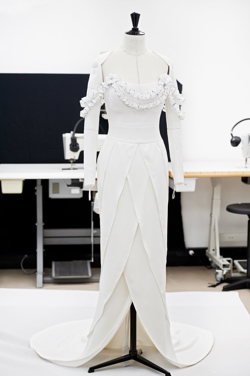 Καρέ καρέ πώς φτιάχτηκε το οσκαρικό Chanel φόρεμα της Μάργκοτ Ρόμπι -Χρειάστηκαν 550 ώρες δουλειάς! [εικόνες] | iefimerida.gr 6