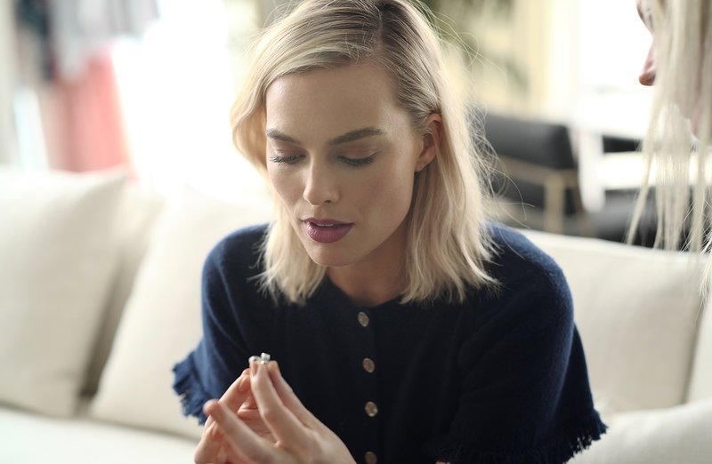 Καρέ καρέ πώς φτιάχτηκε το οσκαρικό Chanel φόρεμα της Μάργκοτ Ρόμπι -Χρειάστηκαν 550 ώρες δουλειάς! [εικόνες] | iefimerida.gr 43