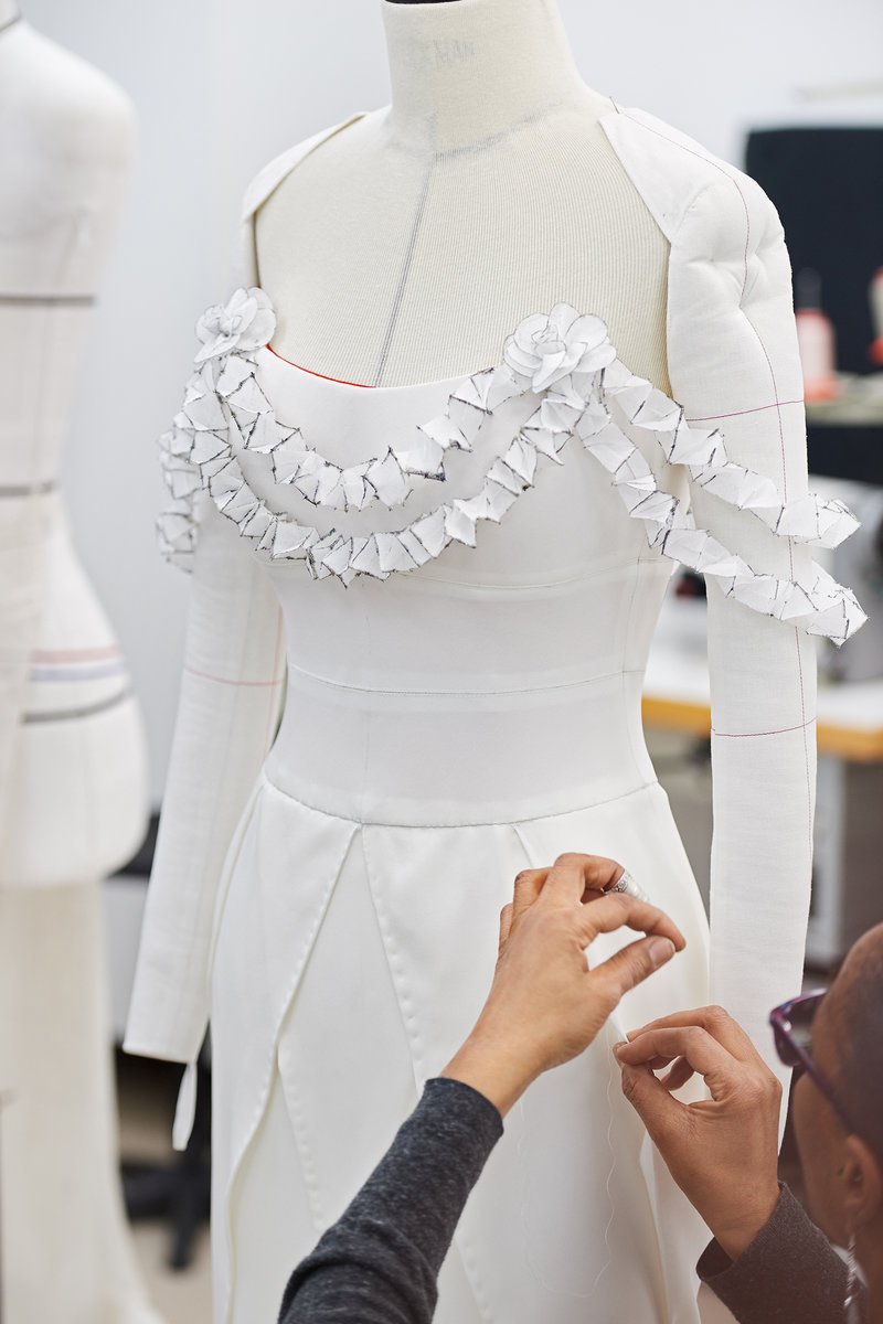 Καρέ καρέ πώς φτιάχτηκε το οσκαρικό Chanel φόρεμα της Μάργκοτ Ρόμπι -Χρειάστηκαν 550 ώρες δουλειάς! [εικόνες] | iefimerida.gr 7