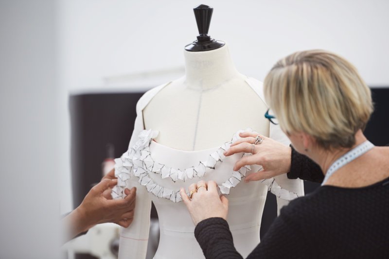 Καρέ καρέ πώς φτιάχτηκε το οσκαρικό Chanel φόρεμα της Μάργκοτ Ρόμπι -Χρειάστηκαν 550 ώρες δουλειάς! [εικόνες] | iefimerida.gr 8