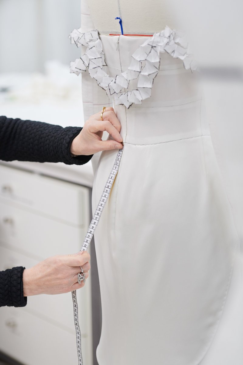 Καρέ καρέ πώς φτιάχτηκε το οσκαρικό Chanel φόρεμα της Μάργκοτ Ρόμπι -Χρειάστηκαν 550 ώρες δουλειάς! [εικόνες] | iefimerida.gr 9