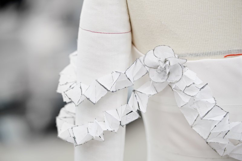 Καρέ καρέ πώς φτιάχτηκε το οσκαρικό Chanel φόρεμα της Μάργκοτ Ρόμπι -Χρειάστηκαν 550 ώρες δουλειάς! [εικόνες] | iefimerida.gr 10