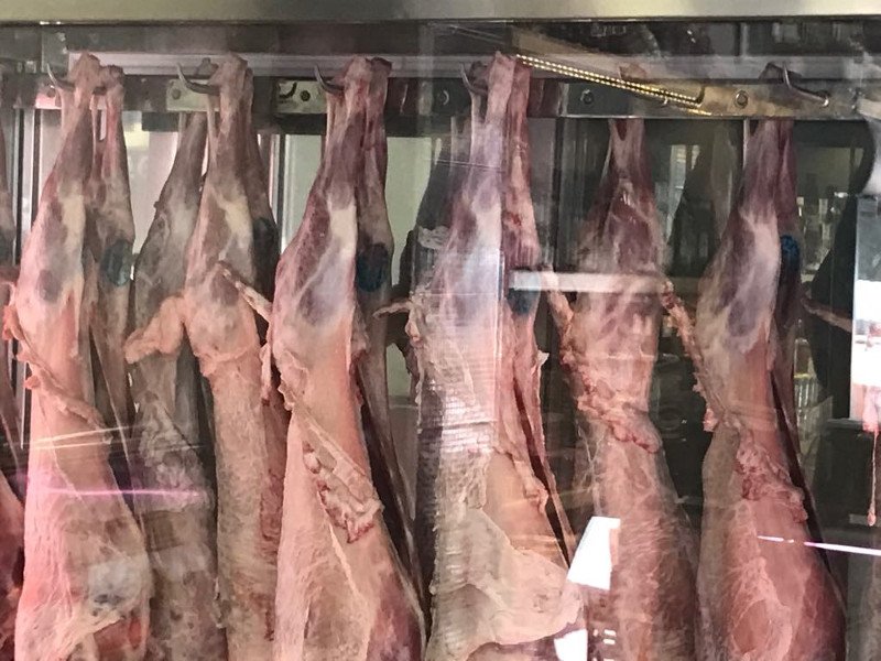 Πριν από ένα χρόνο ήταν με κοστούμι σε φαρμακευτική, σήμερα κρεοπώλης στην Καλλιθέα [εικόνες & βίντεο] | iefimerida.gr 1