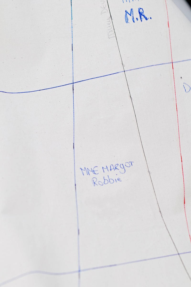 Καρέ καρέ πώς φτιάχτηκε το οσκαρικό Chanel φόρεμα της Μάργκοτ Ρόμπι -Χρειάστηκαν 550 ώρες δουλειάς! [εικόνες] | iefimerida.gr 12