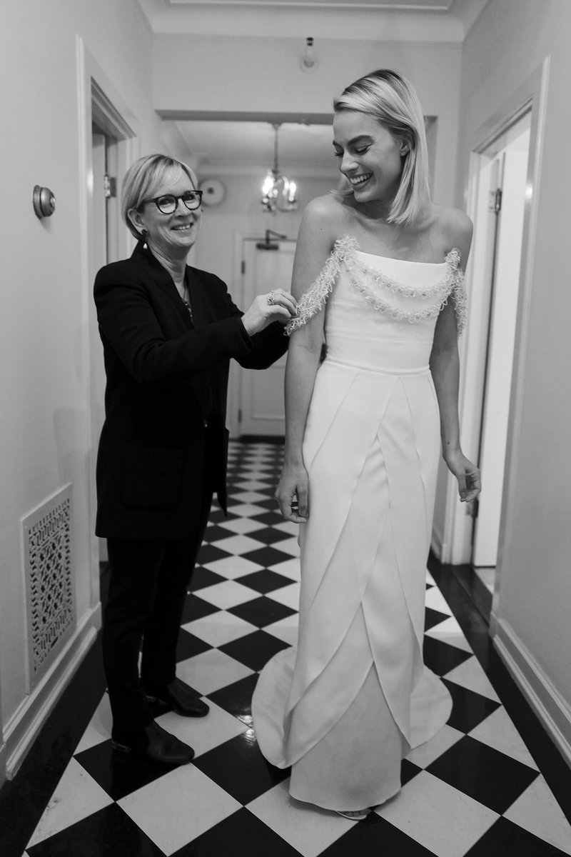 Καρέ καρέ πώς φτιάχτηκε το οσκαρικό Chanel φόρεμα της Μάργκοτ Ρόμπι -Χρειάστηκαν 550 ώρες δουλειάς! [εικόνες] | iefimerida.gr 34