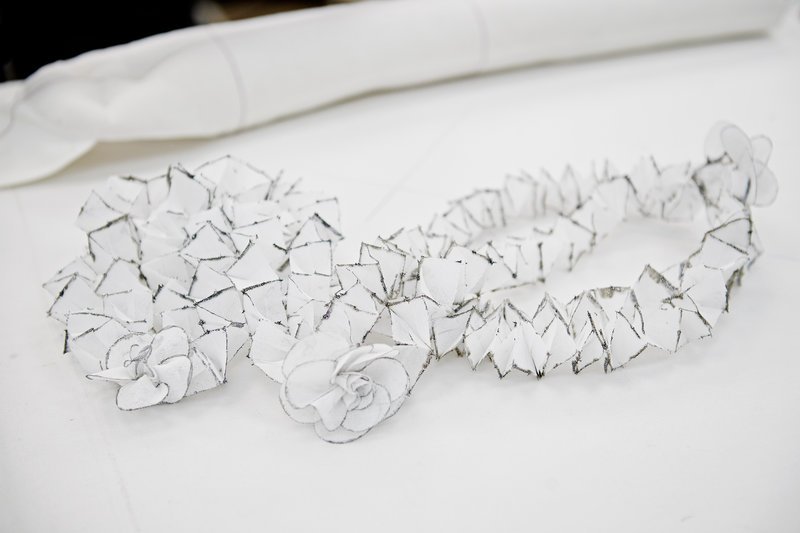 Καρέ καρέ πώς φτιάχτηκε το οσκαρικό Chanel φόρεμα της Μάργκοτ Ρόμπι -Χρειάστηκαν 550 ώρες δουλειάς! [εικόνες] | iefimerida.gr 13