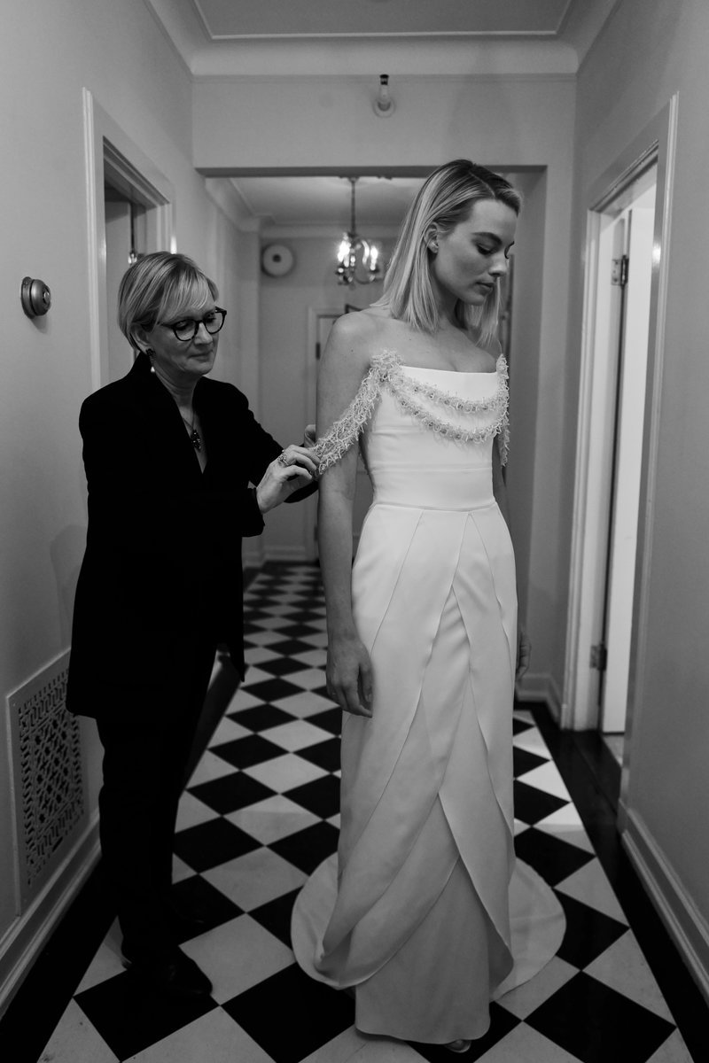 Καρέ καρέ πώς φτιάχτηκε το οσκαρικό Chanel φόρεμα της Μάργκοτ Ρόμπι -Χρειάστηκαν 550 ώρες δουλειάς! [εικόνες] | iefimerida.gr 35