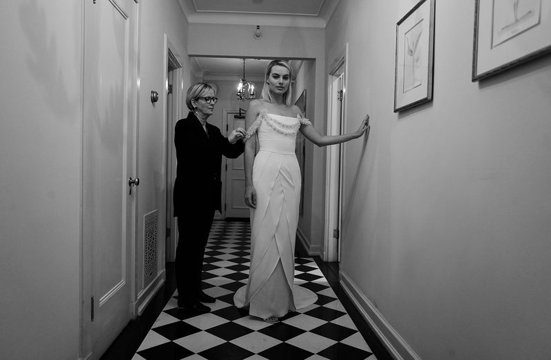 Καρέ καρέ πώς φτιάχτηκε το οσκαρικό Chanel φόρεμα της Μάργκοτ Ρόμπι -Χρειάστηκαν 550 ώρες δουλειάς! [εικόνες] | iefimerida.gr 36