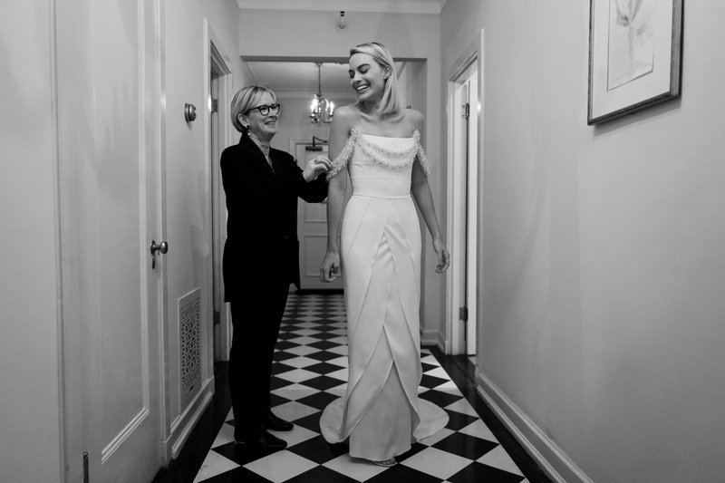 Καρέ καρέ πώς φτιάχτηκε το οσκαρικό Chanel φόρεμα της Μάργκοτ Ρόμπι -Χρειάστηκαν 550 ώρες δουλειάς! [εικόνες] | iefimerida.gr 37