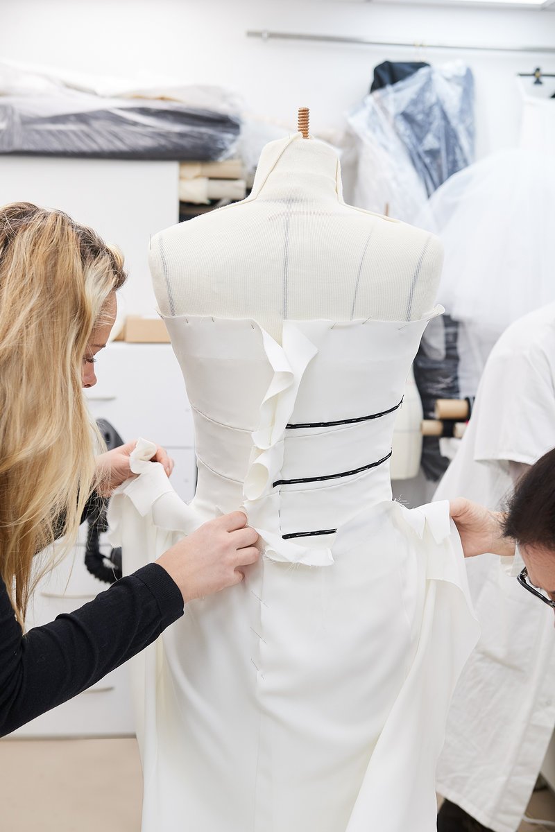 Καρέ καρέ πώς φτιάχτηκε το οσκαρικό Chanel φόρεμα της Μάργκοτ Ρόμπι -Χρειάστηκαν 550 ώρες δουλειάς! [εικόνες] | iefimerida.gr 16