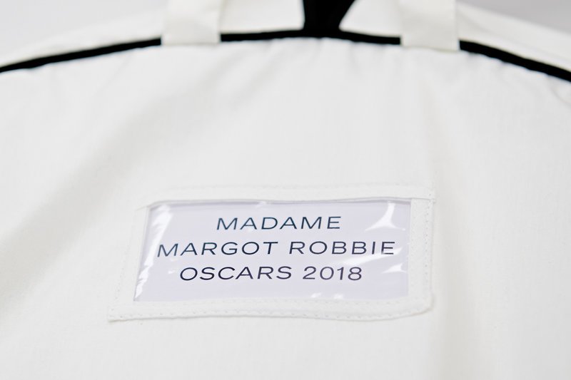 Καρέ καρέ πώς φτιάχτηκε το οσκαρικό Chanel φόρεμα της Μάργκοτ Ρόμπι -Χρειάστηκαν 550 ώρες δουλειάς! [εικόνες] | iefimerida.gr 17