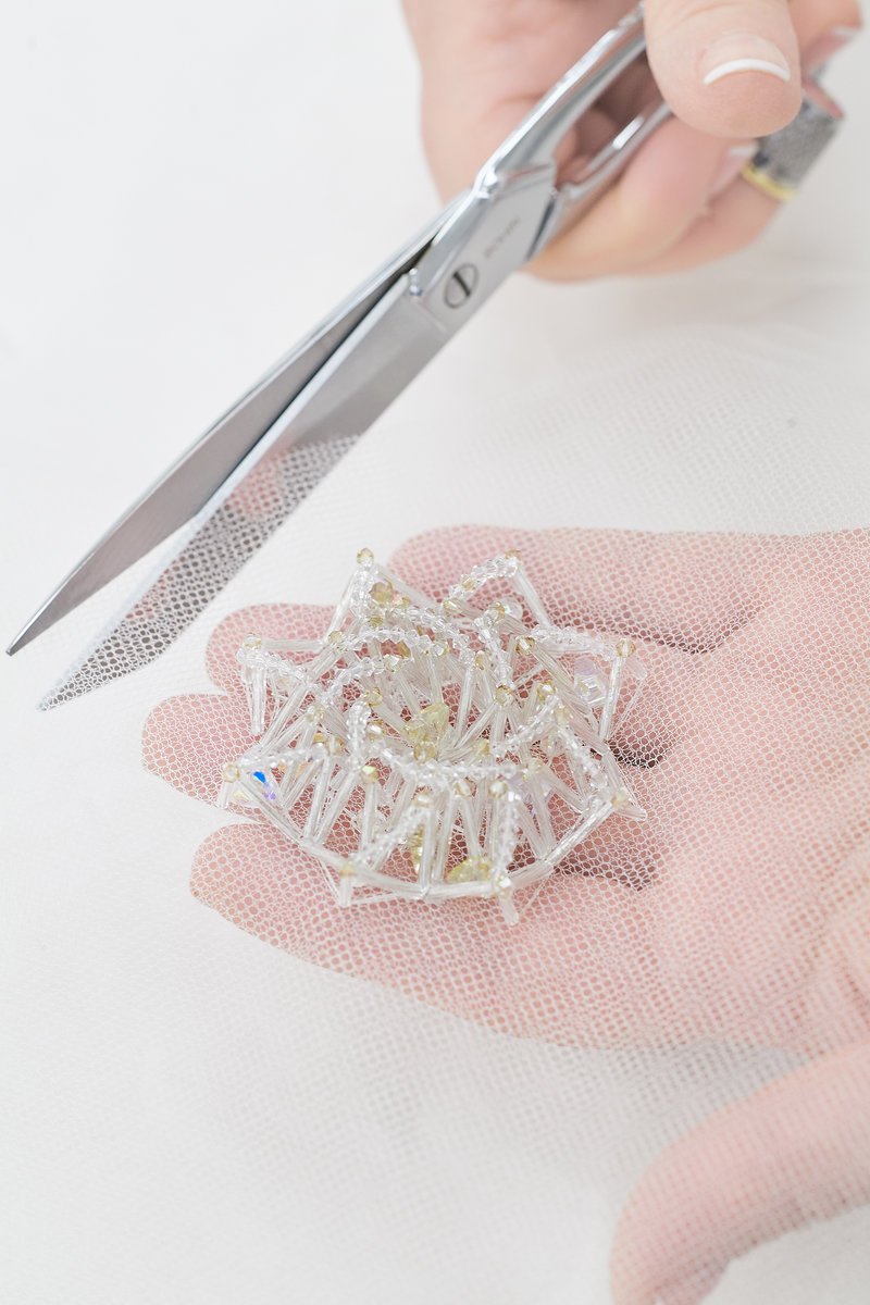 Καρέ καρέ πώς φτιάχτηκε το οσκαρικό Chanel φόρεμα της Μάργκοτ Ρόμπι -Χρειάστηκαν 550 ώρες δουλειάς! [εικόνες] | iefimerida.gr 19