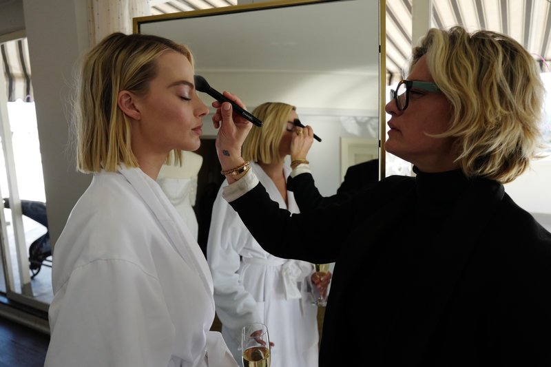 Καρέ καρέ πώς φτιάχτηκε το οσκαρικό Chanel φόρεμα της Μάργκοτ Ρόμπι -Χρειάστηκαν 550 ώρες δουλειάς! [εικόνες] | iefimerida.gr 50