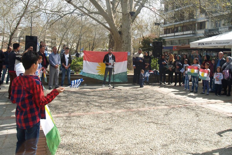 Kούρδοι πρόσφυγες γιόρτασαν στα Τρίκαλα την κουρδική γιορτή της άνοιξης [εικόνες] | iefimerida.gr 0
