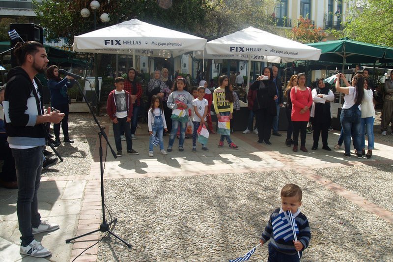 Kούρδοι πρόσφυγες γιόρτασαν στα Τρίκαλα την κουρδική γιορτή της άνοιξης [εικόνες] | iefimerida.gr 1