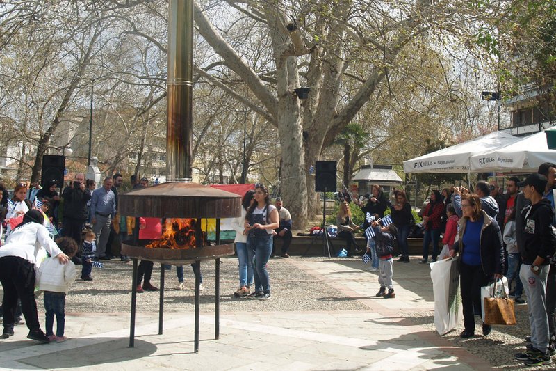 Kούρδοι πρόσφυγες γιόρτασαν στα Τρίκαλα την κουρδική γιορτή της άνοιξης [εικόνες] | iefimerida.gr 2