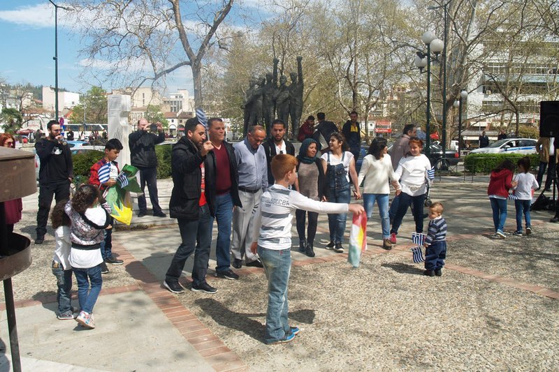 Kούρδοι πρόσφυγες γιόρτασαν στα Τρίκαλα την κουρδική γιορτή της άνοιξης [εικόνες] | iefimerida.gr 3