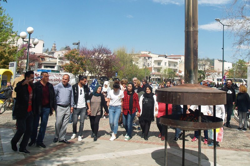 Kούρδοι πρόσφυγες γιόρτασαν στα Τρίκαλα την κουρδική γιορτή της άνοιξης [εικόνες] | iefimerida.gr 4