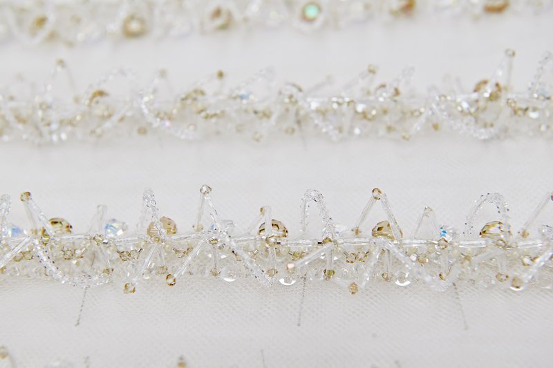 Καρέ καρέ πώς φτιάχτηκε το οσκαρικό Chanel φόρεμα της Μάργκοτ Ρόμπι -Χρειάστηκαν 550 ώρες δουλειάς! [εικόνες] | iefimerida.gr 20