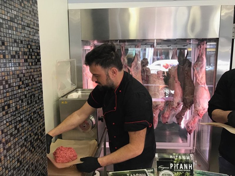 Πριν από ένα χρόνο ήταν με κοστούμι σε φαρμακευτική, σήμερα κρεοπώλης στην Καλλιθέα [εικόνες & βίντεο] | iefimerida.gr 9