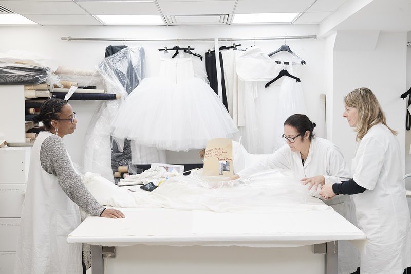 Καρέ καρέ πώς φτιάχτηκε το οσκαρικό Chanel φόρεμα της Μάργκοτ Ρόμπι -Χρειάστηκαν 550 ώρες δουλειάς! [εικόνες] | iefimerida.gr 23